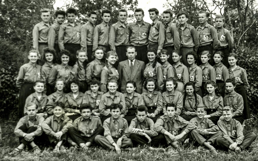 A párkányi gimnázium SZISZ egyenruhás tanulói 1960-ból.