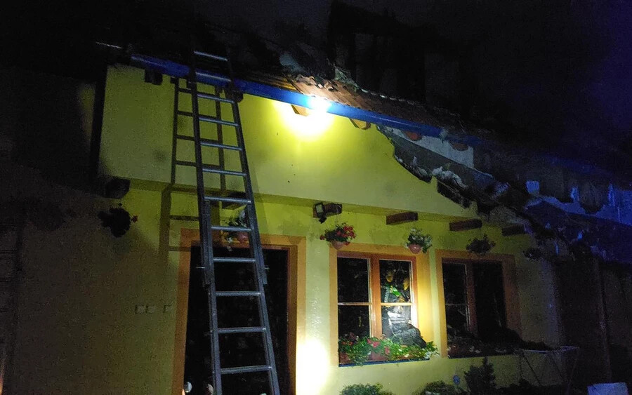 TŰZESET: Kigyulladt egy családi ház, 120 ezer eurós kár keletkezett (FOTÓK)