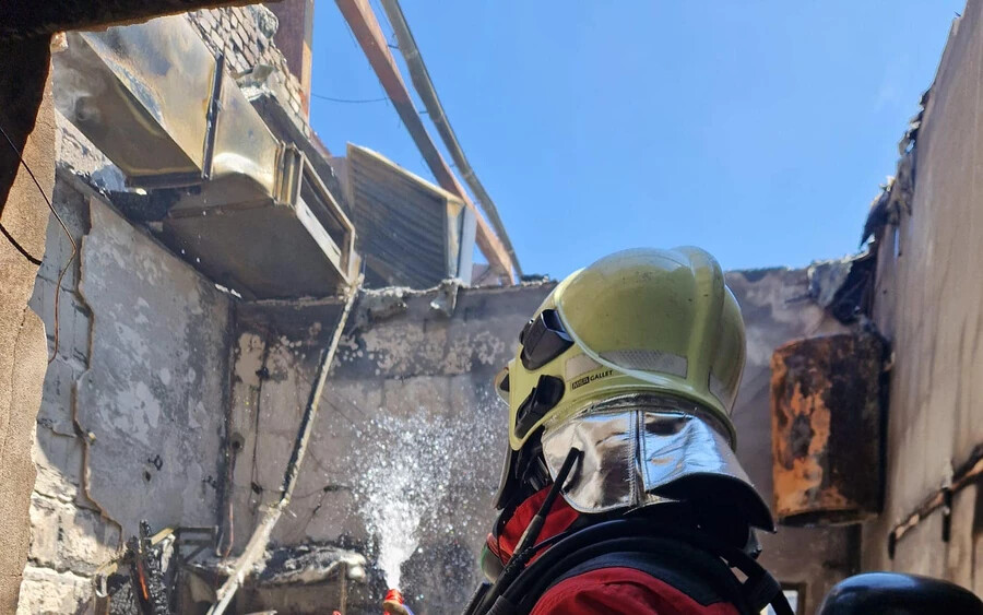 FOTÓK: Kigyulladt egy munkagép, porig égett a cég épülete