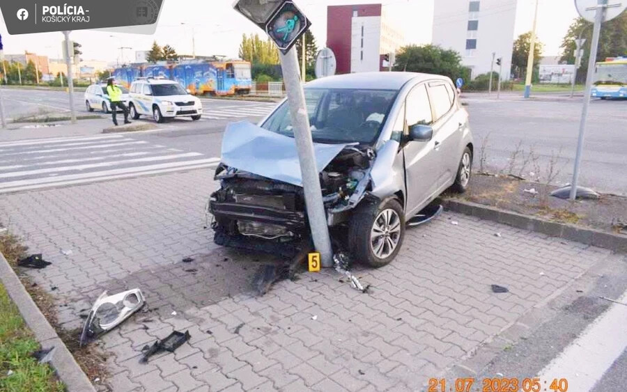 Tegnap, a hajnali órákban közlekedési baleset történt Kassán, amelyben egy 27 éves sofőr a Gemerská utcában, a Rastislavová felől a Pri prachárni utca irányába haladt, miközben nem adott elsőbbséget a főúton haladó járműnek.