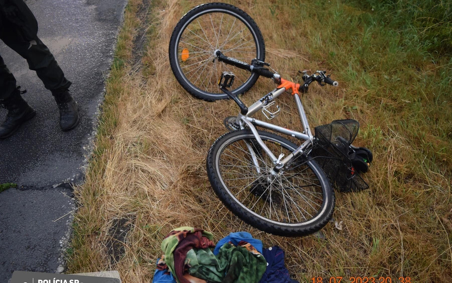 A kerékpáros a jobb oldali sávban haladt a középvonal közelében Lég (Lehnice) község felé. Menetirányváltáskor elvesztette egyensúlyát, aminek következtében leesett a kerékpárról.