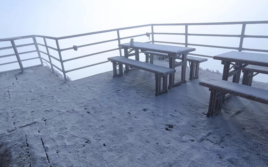 Az időjárás-változás következtében a Magas-Tátrában fagypont alá csökkent a hőmérséklet, a Lomnici-csúcson pedig havazott is.