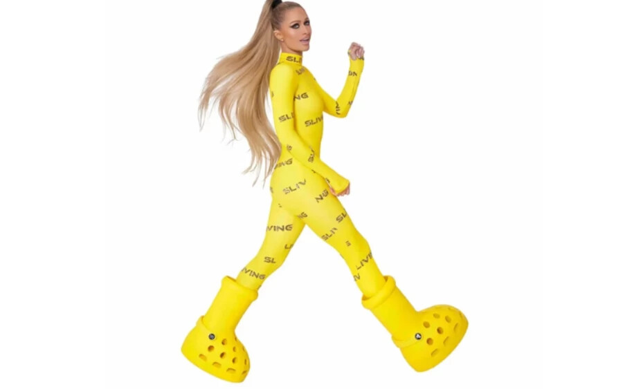 Paris Hilton lett a reklámarca az MSCHF márka „sárga” kampányának. A MSCHF a Crocs márkával kollaborálva létre hozta a perforált Big Boots új verzióját. 
