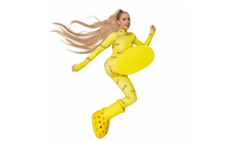 Paris Hilton motoros ruházatra emlékeztető sárga jelmezben pózol. „Ő az egyetlen ember, akinek jól áll ez az undorító cipő” – dicsérték Parist a rajongói.