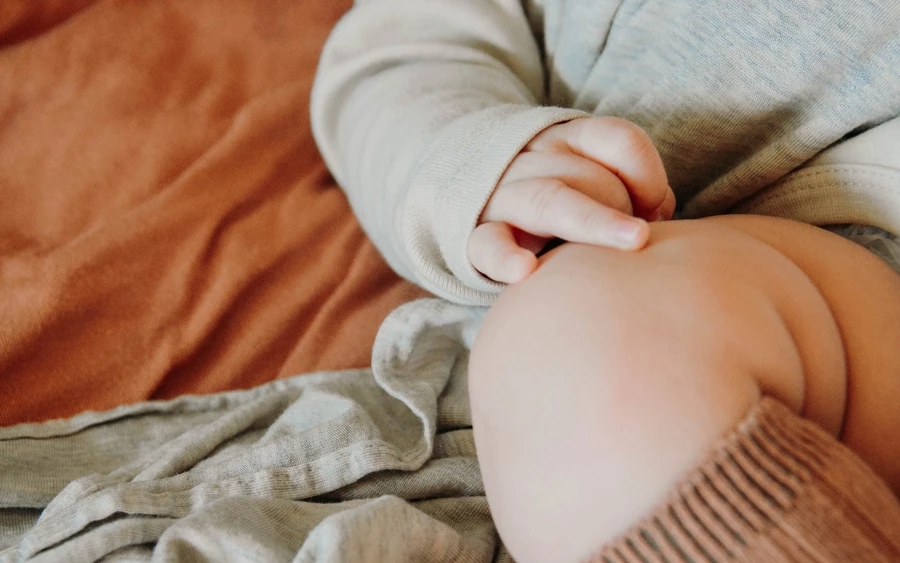 Másnap délelőtt 11 óra körül az édesapa megkérte az egyik gyereket, hogy menjen megnézni testvérét a szobában. Amikor észrevették, hogy a gyermekágy üres, elkezdték keresni a kislányt, akit végül az autóban találtak meg, még mindig a gyermeküléshez szíjazva.