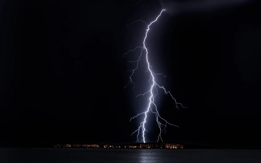 A meteorológusok figyelmeztetnek, az intenzív esőzések a kisebb patakokon és folyókon a vízszint átmeneti emelkedését okozhatják, ezenfelül villámárvizek is kialakulhatnak.