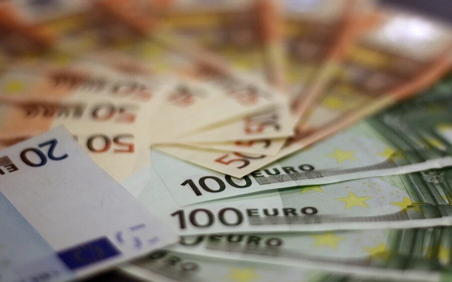 Ezenkívül a bank 12 eurós díjat vezet be a rendszeres átutalási megbízásért (trvalý príkaz) és a beszedési megbízásért (inkaso), amennyiben az ügyfél személyesen, közvetlenül a bankfiókban kéri.