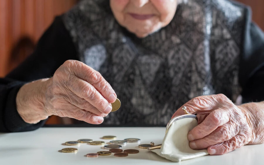 Ezenkívül további 16 100, jelenleg részleges rokkantsági nyugdíjban részesülő személy válik teljes rokkantsági nyugdíjban részesülővé, azaz a „legfeljebb 70%-os” kategóriából a „70% feletti” kategóriába sorolják át őket. Az ő nyugdíjuk átlagosan havi 182 euróval fog emelkedni. 