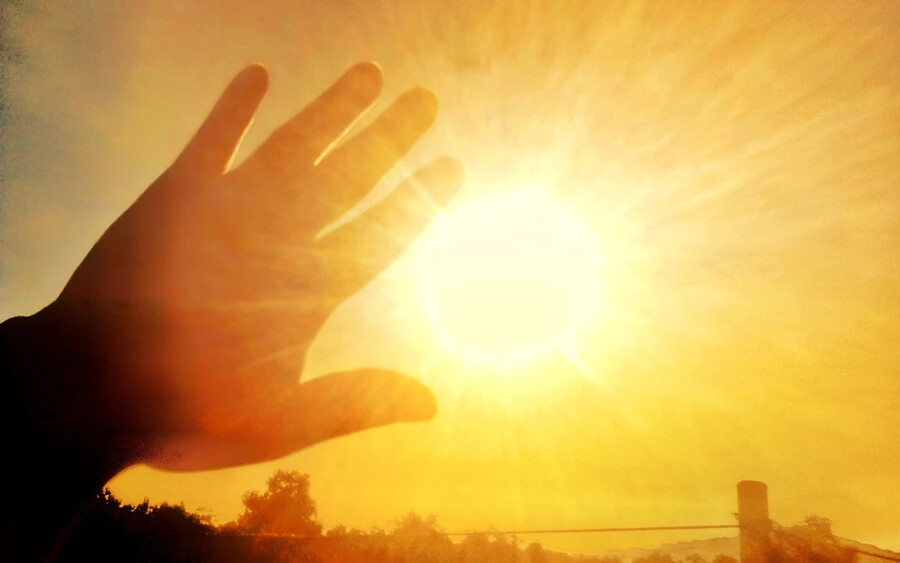 A meteorológusok előrejelzése szerint helyenként a nappali csúcshőmérséklet elérheti a 35-36 Celsius-fokot.