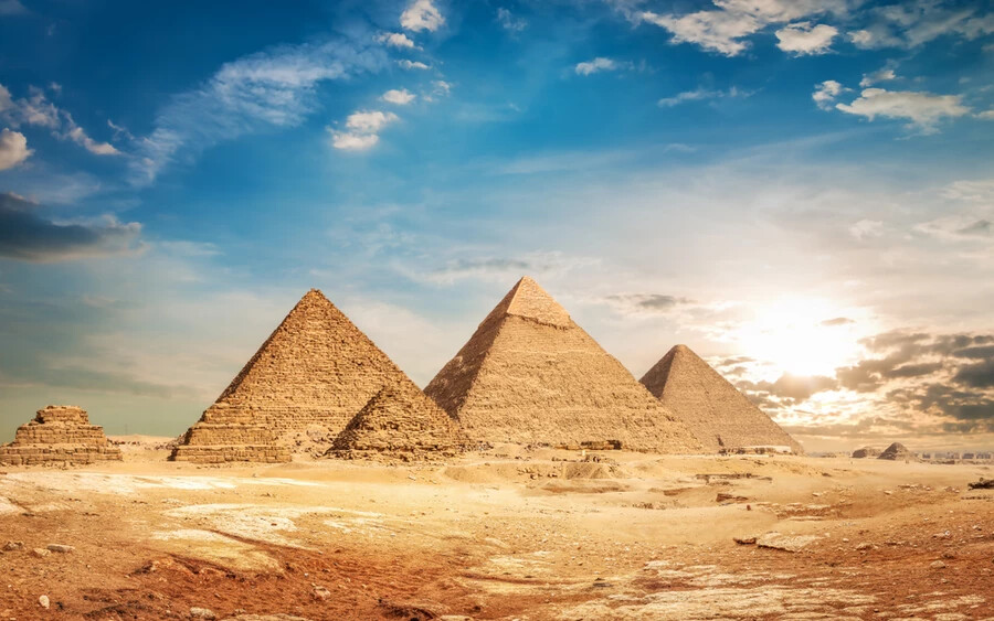 Gízai piramisok: Egyiptom Gíza városában találhatóak a híres piramisok, amelyeket az ókori egyiptomiak építettek. Az építés módja és célja továbbra is megmagyarázhatatlan, és a piramisokban található titkos szobák és folyosók még további rejtélyeket szültek.