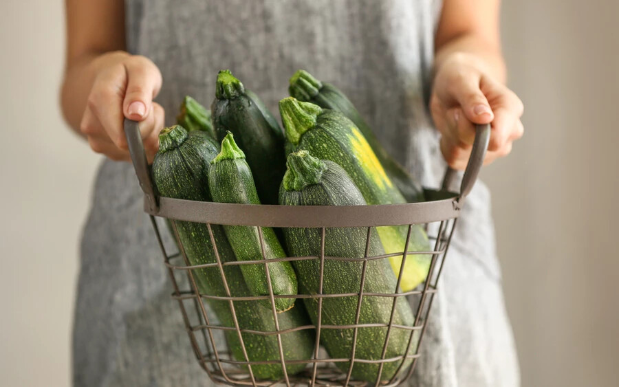 A vitaminok mellett azonban egyes példányok kukurbitacint is tartalmaznak, amely megvédi a növényt a rovaroktól és betegségektől, az emberi szervezet számára azonban mérgező – még akkor is, ha hőkezeljük a cukkinit.