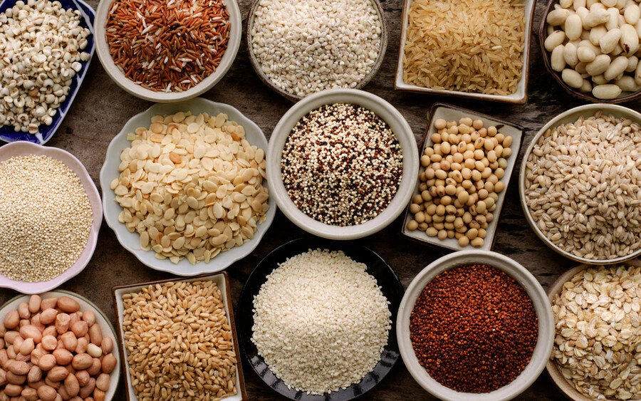 Teljes kiőrlésű gabonafélék: Fogyassz teljes kiőrlésű gabonaféléket (pl. barna rizs, teljes kiőrlésű tészta, teljes kiőrlésű kenyér) a finomított gabonafélék helyett.