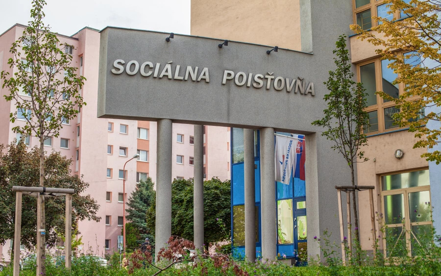 Idén szeptembertől a Szociális Biztosító megszünteti a szülőknek járó pandémiás ápolási díj kifizetését. Ez a döntés a Szociális Biztosítási törvény módosításának része, amelyet Zuzana Čaputová elnök is megerősített.