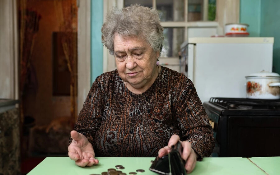 „A tizenharmadik nyugdíj legfeljebb 300 euró lehet a legalacsonyabb nyugdíjjal rendelkezők számára. Ez részleges segítség számukra, hogy méltóbb karácsonyra készülhessenek” - mondta Pokorná Valéria, a Szlovákiai Nyugdíjasok Egyesületének elnökhelyettese.