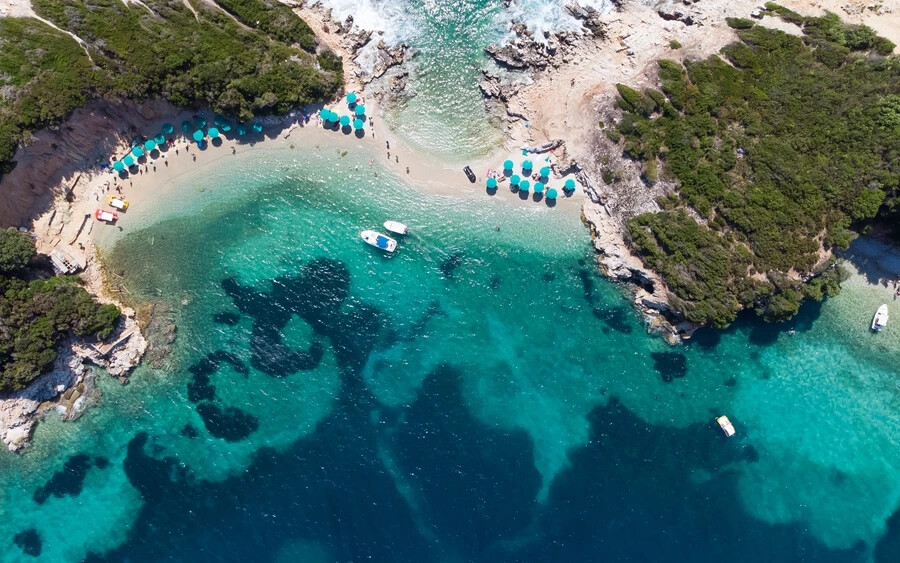 Albánia fokozatosan Európa új turistaparadicsomává válik. Azoknak, akik olcsó nyaralást keresnek a homokos tengerpartokon, nem kell messzire menniük, és mindössze 20 euróért találhatunk szállást két személy részére.