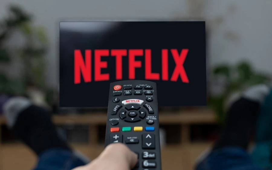 A Netflix erről hamarosan tájékoztató ímélt küld a felhasználóknak, és azt is tervezi, hogy a többi mellett a szlovák piacon egy „reklámos” előfizetést vezet be, havi 7,99 euróért. 