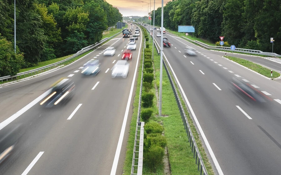 A maximális sebességhatár túllépése mellett a középső sávban való közlekedés, amely például a D1-es autópályán Nagyszombat és Pozsony között mindkét irányban biztosított, szintén problémákat okozhat.