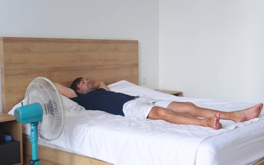 Ha van légkondicionáló a házban vagy a lakásban, az alvási tanácsadó semmiképpen sem javasolja, hogy egész éjjel bekapcsolva hagyjuk és úgy aludjunk: „A légkondicionálóval lehűthetjük a szobát, de ha egész éjjel bekapcsolva hagyjuk, és reggel kijövünk, hogy újra felmelegedjünk, az nincs jó hatással a szervezetünkre”.