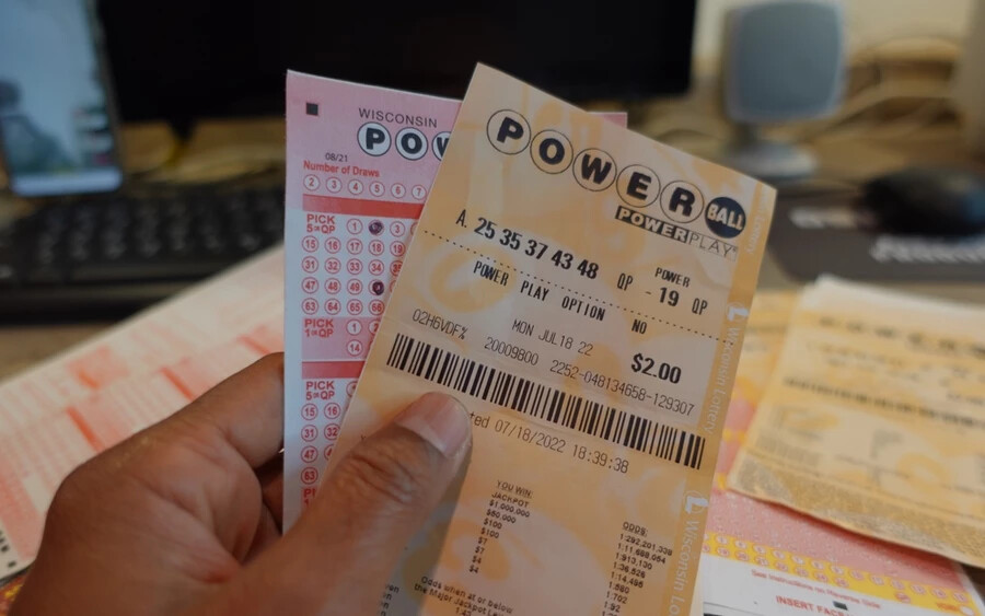 Azok, akik az USA-ban vásárolnak lottószelvényt, 890 millió eurót nyerhetnek. Hétfőn (július 17-én) a Powerball lottó nem hirdetett nyertest, így a jackpot értéke akár egymilliárd dollárral is emelkedhet.