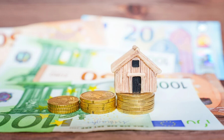 Egy négytagú család például havonta így közel 115 euróhoz juthat. Egy egyszemélyes háztartás helyzete 19 euróval fog javulni, most 83 euró lakhatási támogatást kap.