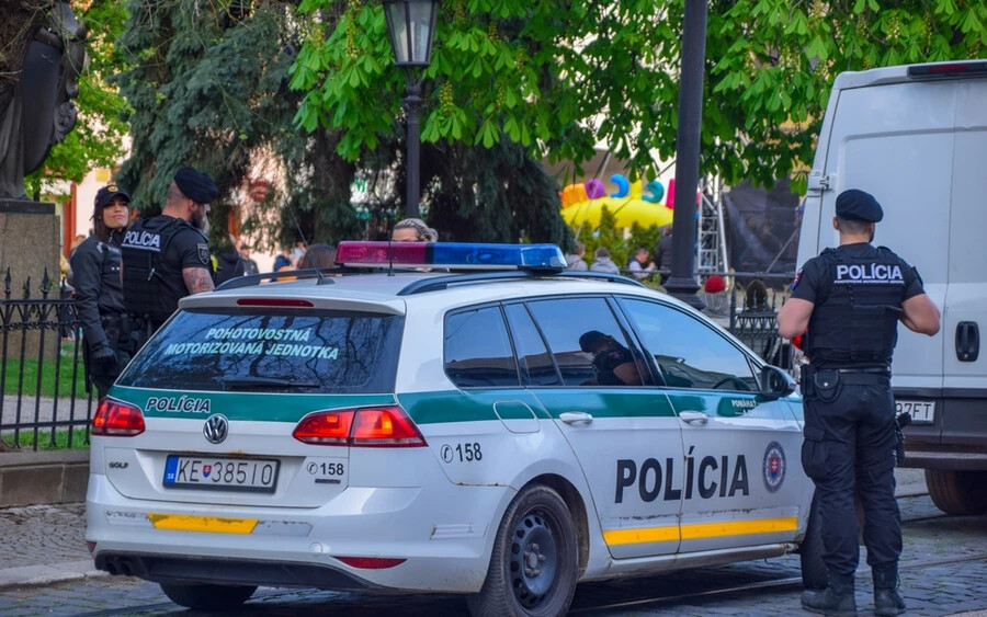 A közúti közlekedésről szóló törvény kimondja, hogy egy településen kívül, olyan úton, amelyen egy menetirányban két vagy több sáv van, a jobb oldali sávban kell haladni. A többi sávot akkor lehet használni, ha az előzéshez, kikerüléshez, kanyarodáshoz vagy megforduláshoz szükséges.