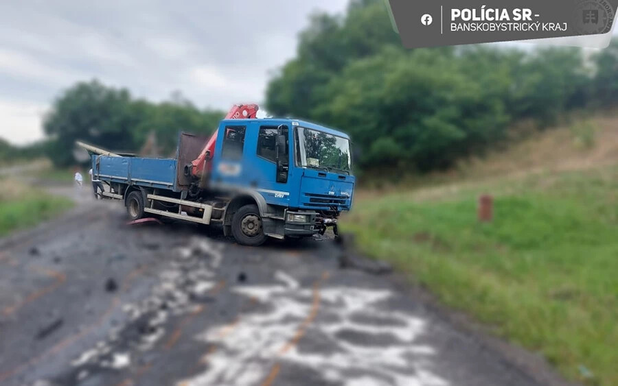 TRAGÉDIA: Frontálisan ütközött egy személyautó a teherautóval, elhunyt egy 40 éves férfi