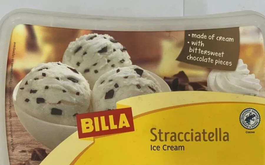 Billa Stracciatella 2,79€: Ennek a fagylaltnak a fő összetevői a tej és a tejszín, amelyek ésszerű mennyiségben nem ártanak. Ezenkívül cukor található az összetételben különböző formákban. Ismét találunk stabilizátorokat és emulgeálószereket, amelyek semmit sem tesznek az egészségünkért. A kakaóvaj és a tejsavó rendben van, de ez még mindig egy erősen feldolgozott élelmiszer.