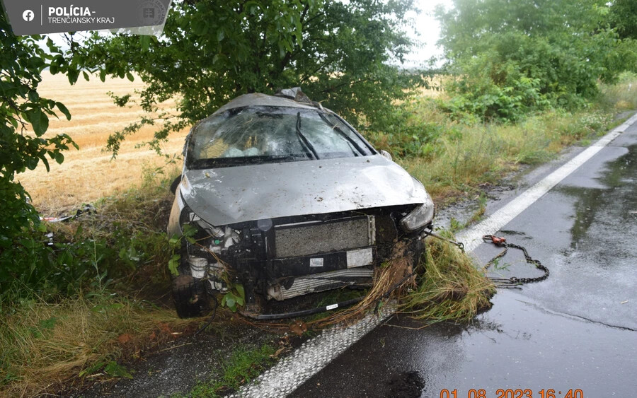 Rémisztő baleset történt, kettészakadt egy autó (FOTÓK)