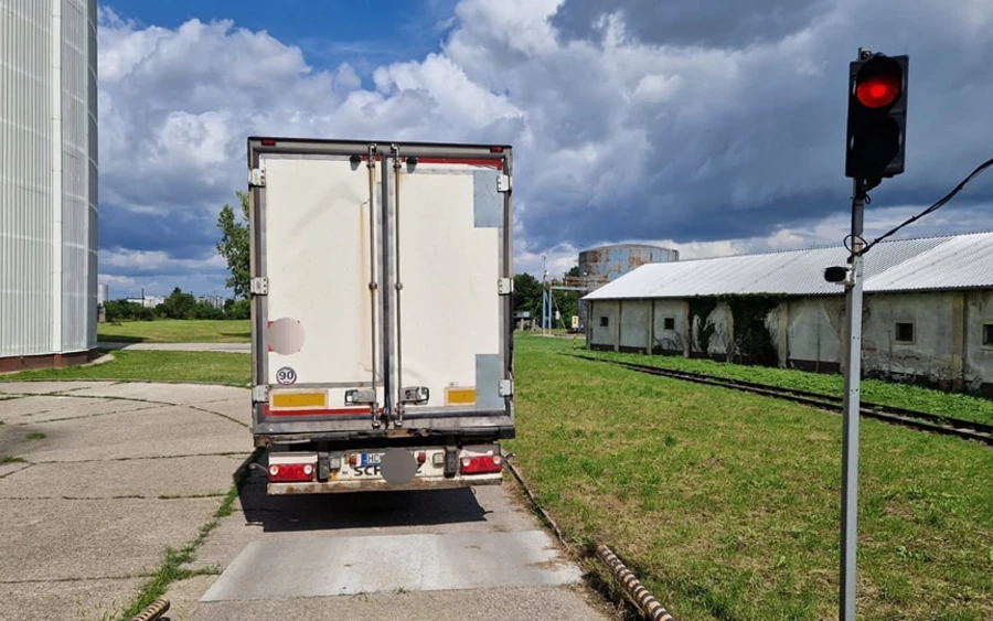 A rendőröket az üggyel kapcsolatban egy név nélküli személy értesítette a 158-as telefonszámon. 