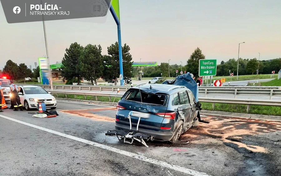 Egy Škoda Kodiaq 66 éves sofőrje eddig tisztázatlan okból az ellenkező sávba hajtott át, letért az útról, majd akadályba ütközött. Ezután folytatta a vezetést, amikor is egy közlekedési tábláknak ütközött. A járművet végül a sorompók „állították meg”.