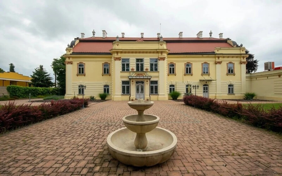 A HNonline.sk szerint ez az ingatlan Ság (Sasinkovo) faluban található, amely 900 négyzetméteres területtel büszkélkedhet. Ezzel együtt az érdeklődő vevő egy szomszédos telket is megvásárol, amelynek területe több mint 8400 négyzetméter.