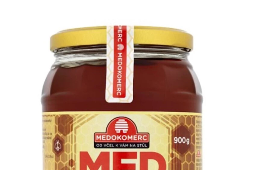 Pontosabban a Med lesný/Erdei méz nevű, 900 grammos termékről van szó, amelynek gyártója a Medokomerc, s. r. o., Češtín, minőségmegőrzési ideje: 4.4.2025, EAN kódja 8594003430886.