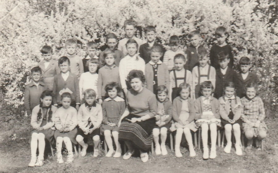 Innen indultam. Osztálykép 1962-ből a kismácsédi Várhelyben, Író Margit tanító nénivel.