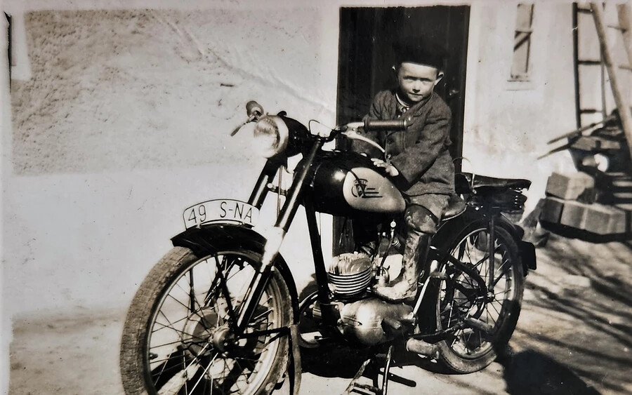 A kis motoros: Borbély Ferenc 1953-ban, ötéves korában, Nagytétényben