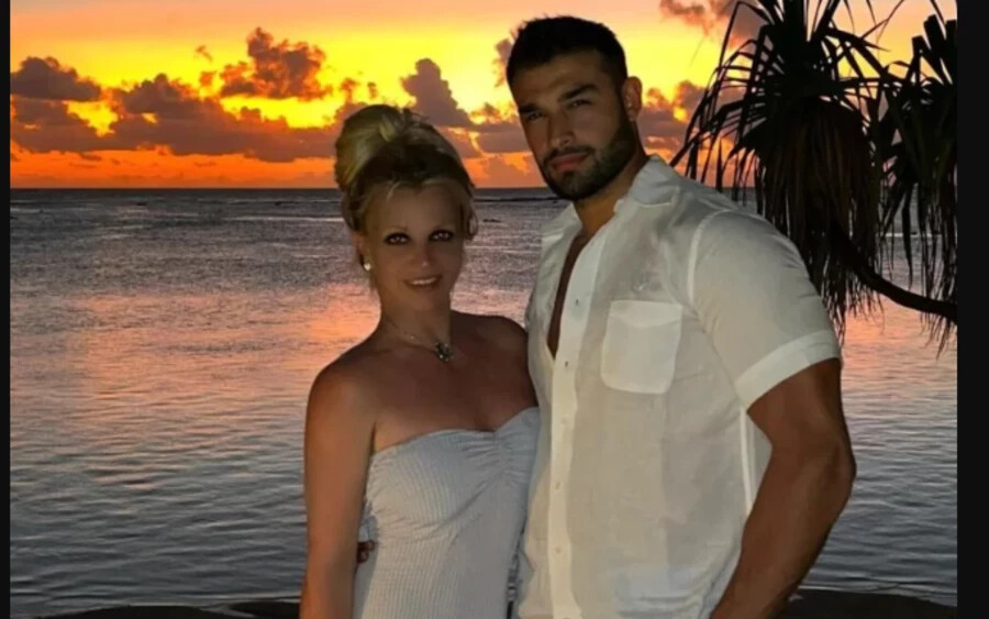 Sam Asghari és Britney Spears 2022 júniusában házasodtak össze, mostanra azonban véget ért a kapcsolatuk, miután a férfi benyújtotta a válópert. 