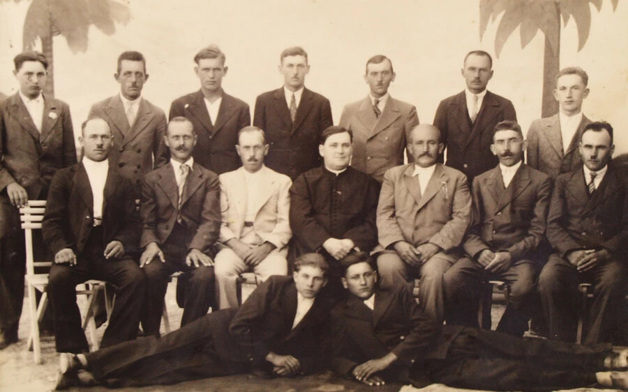Az Egyházi egylet tagjai és Holczinger Ignácz plébános 1939-ben
