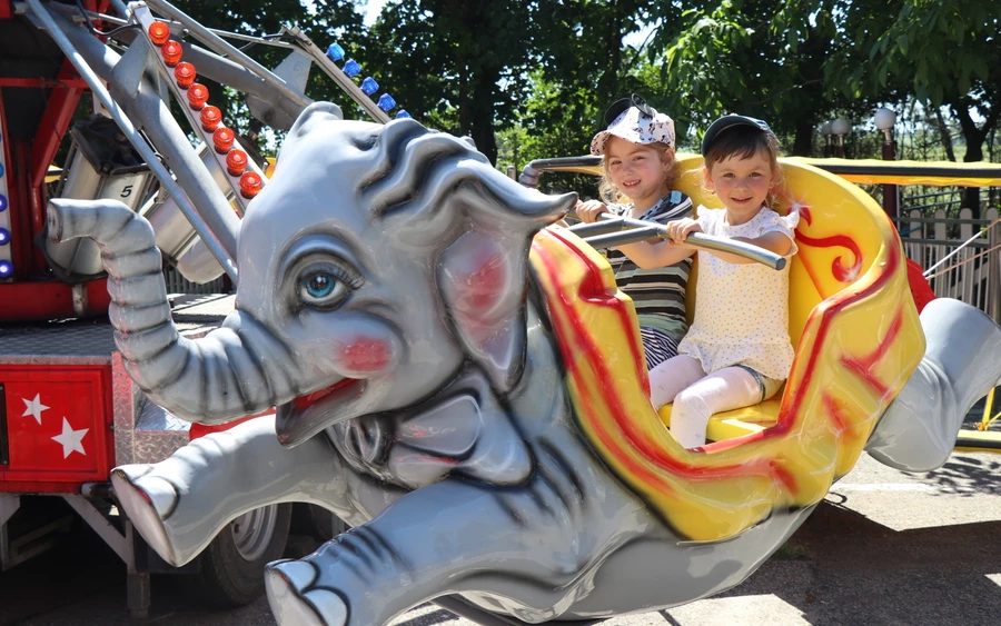 Elefántok, állatsimogató, cirkuszi artisták és vidámpark a Győr melletti Kimba Elefánt Parkban!