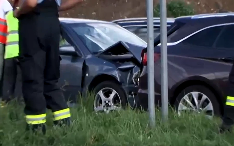 „A közlekedési balesetnek összesen 6 résztvevője volt, közülük négyen kiskorúak” – tájékoztatott Júlia Zeleňáková, a besztercebányai Tűzoltó- és Mentőszolgálat Regionális Igazgatóságának szóvivője.