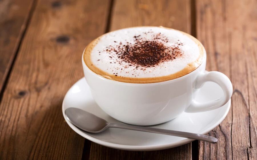 Egy másik esetben az egyik helyi kávézó 10 centet kért a látogatóktól azért, hogy kakaóport szórjanak a cappuccinójukra. 