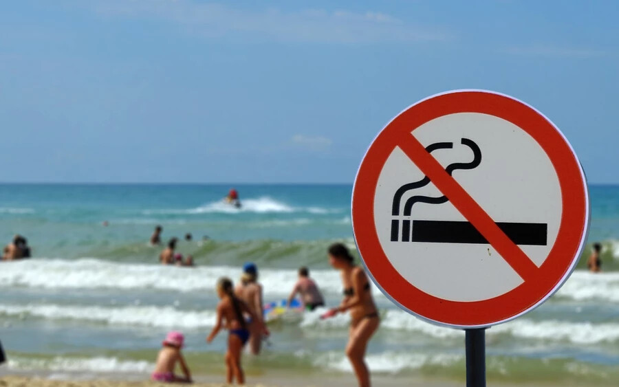 A legújabb strand, amely cigarettamentes övezet lett, az Ibiza szigetén található San Antonio-i Caló des Moro strand. A helyi hatóságok szerint a tilalom célja a lakosok egészségének védelme és a strandok homokjának tisztán tartása.