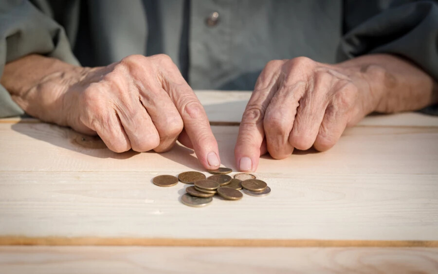 "Azok a nyugdíjasok, akiknek a Szociális Biztosító a bankszámlájukra utalja a nyugdíjukat, a szokásos kifizetési időpontokban kapják meg azt" - tette hozzá Kontúr. 
