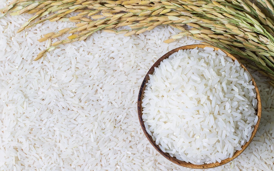 Párolt fehér rizs: Könnyen emészthető és segíthet a gyomornak megnyugodni.