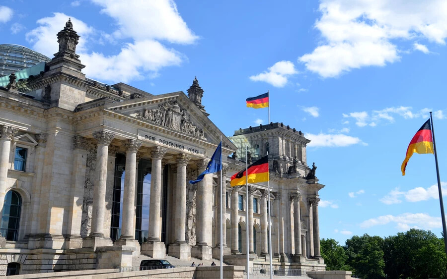 Németországban az ellenzék és a bírák kritikája ellenére elfogadtak egy ellentmondásos törvényt. Ez lehetővé teszi a kis mennyiségű kannabisz rekreációs célú vásárlásának és birtoklásának legalizálását.