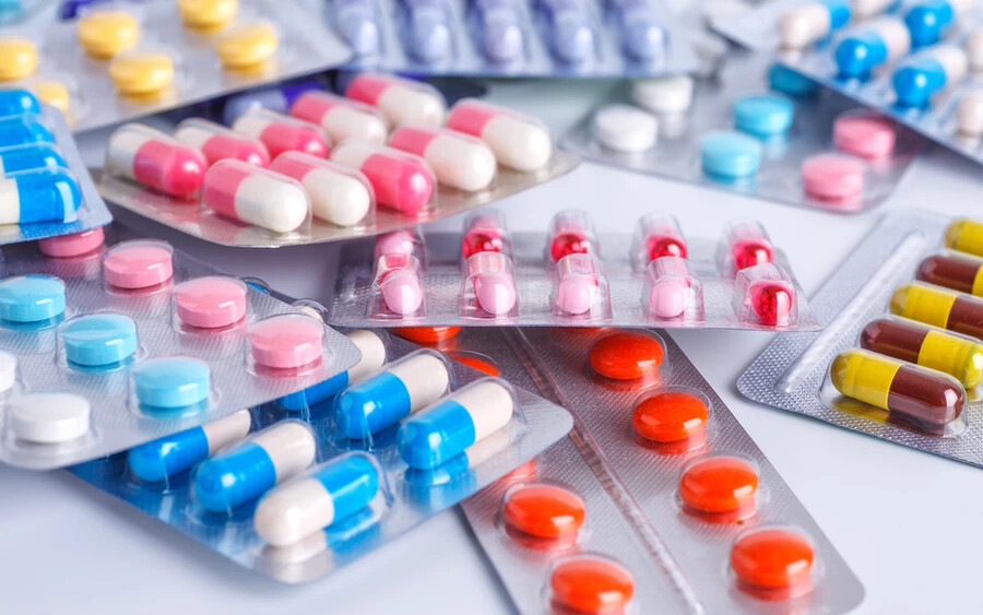 Az antibiotikum-rezisztencia egyre nagyobb kihívást jelent a globális egészségügy számára. A CDC jelentése szerint 2019-ben világszerte több mint 1,27 millió halálesetet okozott. A tanulmányok előrejelzése szerint 2050-re az antibiotikum-rezisztencia évente tízmillió halálesethez járulhat hozzá.