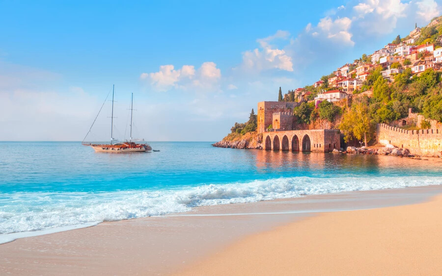 Egy törökországi nyaralásért ugyanannyit kell fizetnie, mint a bulgáriai üdülésért, egy 8 napos tartózkodás ebben az országban legalább 337 euróba kerül. Olyan népszerű helyekre juthat el, mint a török riviéra, Alanya történelmi központja vagy Side gyönyörű strandjai.