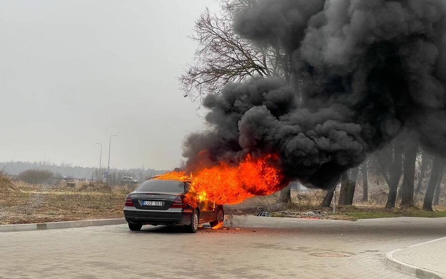 A sofőr családjával együtt Berlin felé tartott. A rendőrség tájékoztatása szerint a jármű egy motorhiba miatt gyulladt ki. „A család azonnal otthagyta a füstölgő autót” – közölte a rendőrség.
