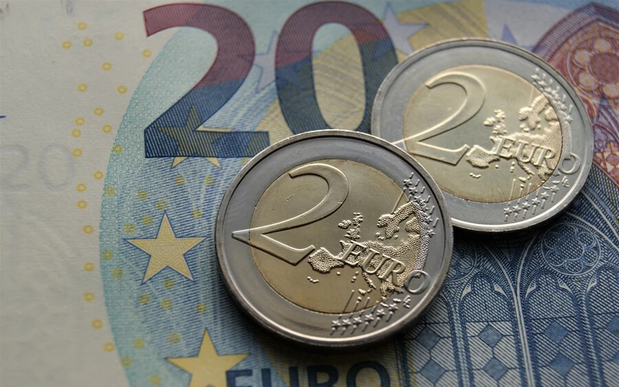 Mint azt az Európai Központi Bank honlapján írják, minden ország évente két-két emlékérmét adhat ki – ezek hátlapja különbözik a hagyományos érmékétől és kizárólag kéteurós érmeként adhatják ki. 