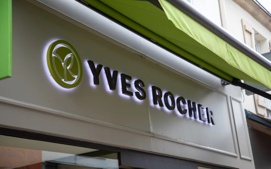 „Az elmúlt két évben hatalmas gazdasági kihívásokkal kellett szembenéznünk. A vállalat üzleti modelljét tekintve az Yves Rocher már nem képes a sikeres és fenntartható folytatásra” – közölte a stuttgarti székhelyű francia kozmetikai cég németországi részlege.