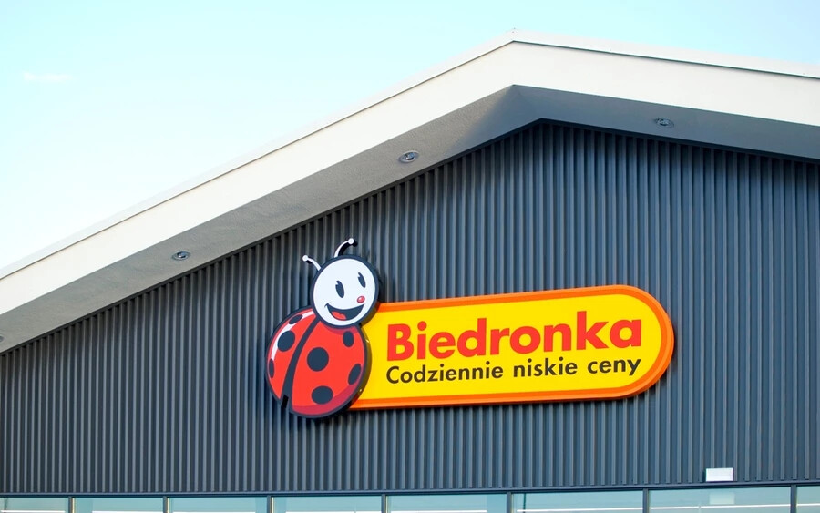 A Biedronka lengyel élelmiszerdiszkont rendkívül alacsony árakkal vonzza a vásárlókat. Hamarosan nem kell majd a határ túloldalára menni az olcsó áruért, hiszen az áruházlánc néhány hete hivatalosan is megerősítette érkezését a szlovák piacra.