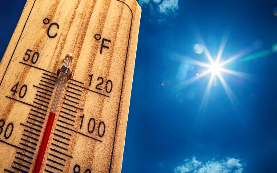 Azokban a járásokban, ahol narancssárga riasztást adtak ki, a nappali csúcshőmérsékelt elérheti vagy meghaladhatja a 35-36 Celsius-fokot.